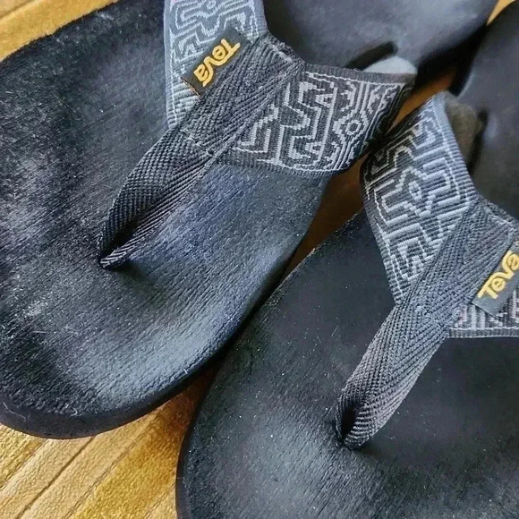 Men's Size 11 Teva Black Flipflops - Picture 4 of 15